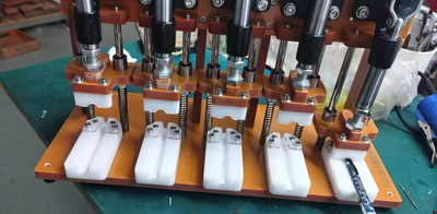 挖耳器定位压合治具